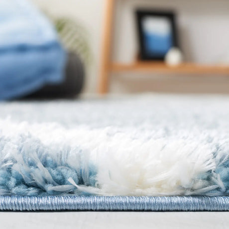 Safavieh Tahoe Shag 4'-0" x 6'-0" Rug in Blue / White