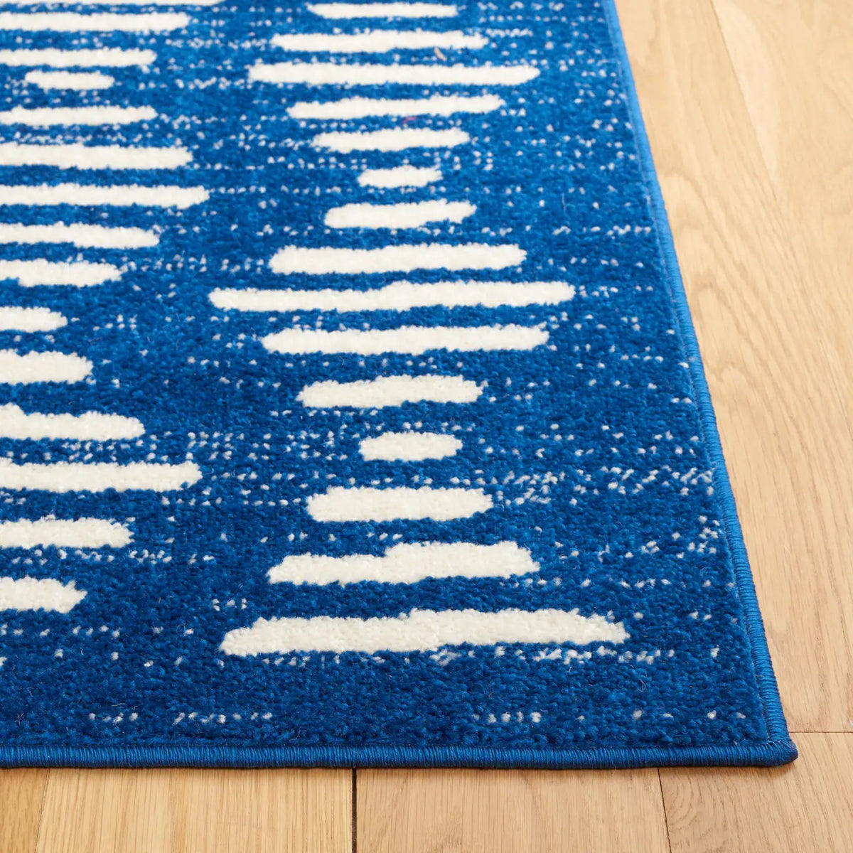 Safavieh Tulum 4'-5" x 6'-5" Rug in Navy / Ivory