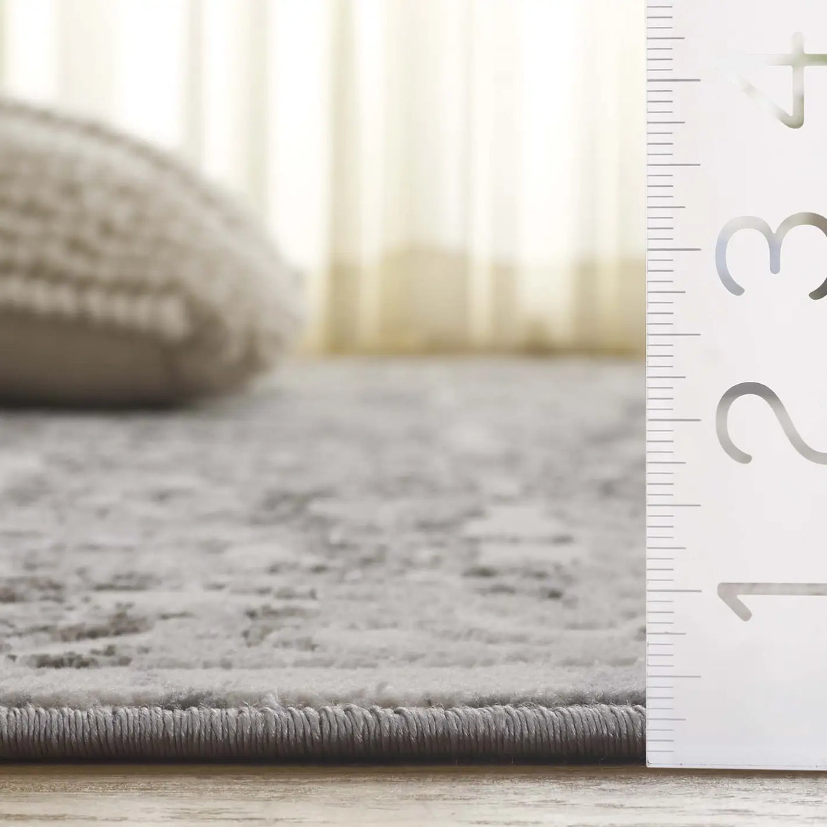 Safavieh Orchard 4'-0" x 6'-0" Rug in Grey / Silver