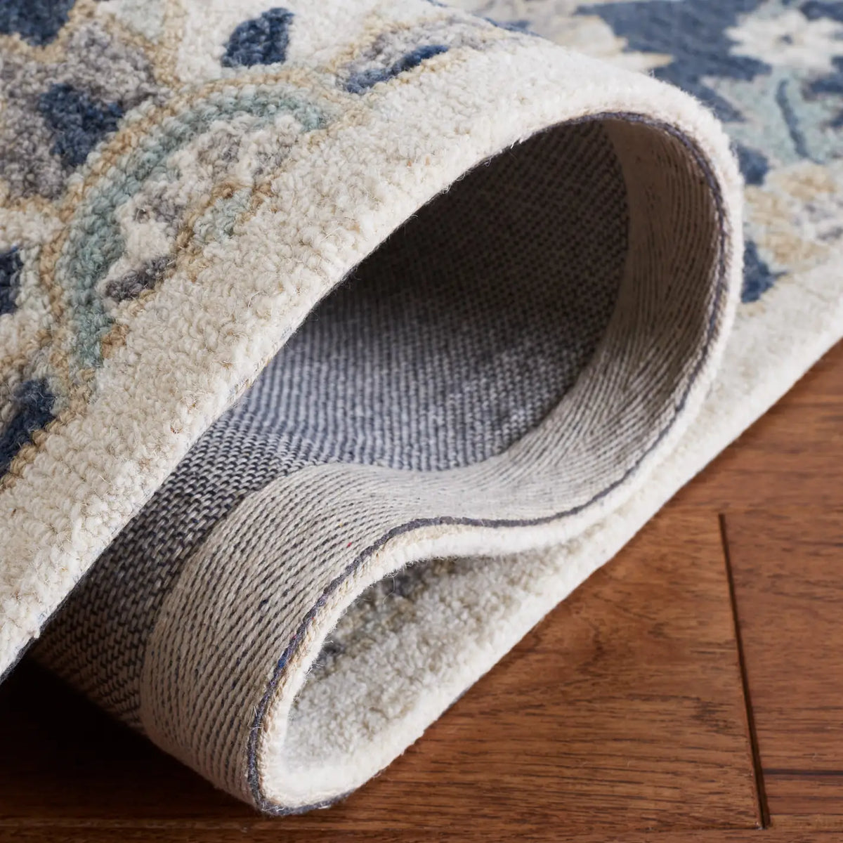 Safavieh Martha Stewart 4'-0" x 6'-0" Rug in Blue / Ivory