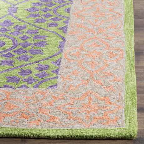 Safavieh Suzani 4'-0" x 6'-0" Rug in Green / Violet
