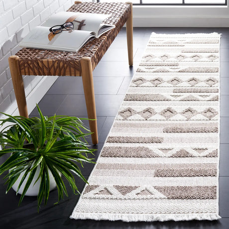Safavieh Lotus 2'-0" x 8'-0" Rug in Ivory / Beige