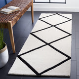 Safavieh Chatham 2'-3" x 7'-0" Rug in Ivory / Black