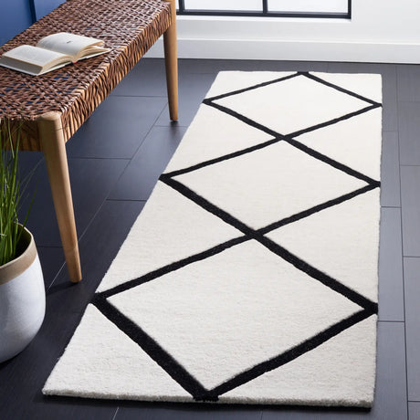 Safavieh Chatham 2'-3" x 7'-0" Rug in Ivory / Black