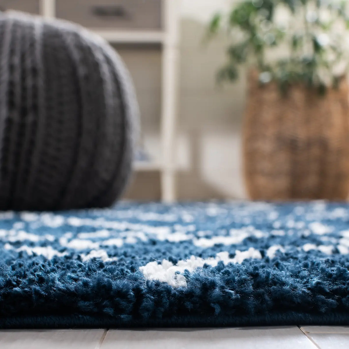 Safavieh Berber Shag 4'-0" x 6'-0" Rug in Navy / Ivory