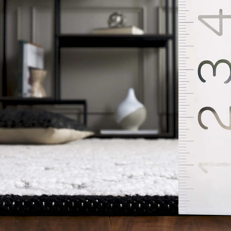 Safavieh Vermont 4'-0" x 6'-0" Rug in Ivory / Black
