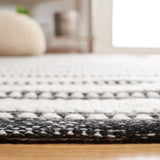 Safavieh Kilim 4'-0" x 6'-0" Rug in Black / Ivory