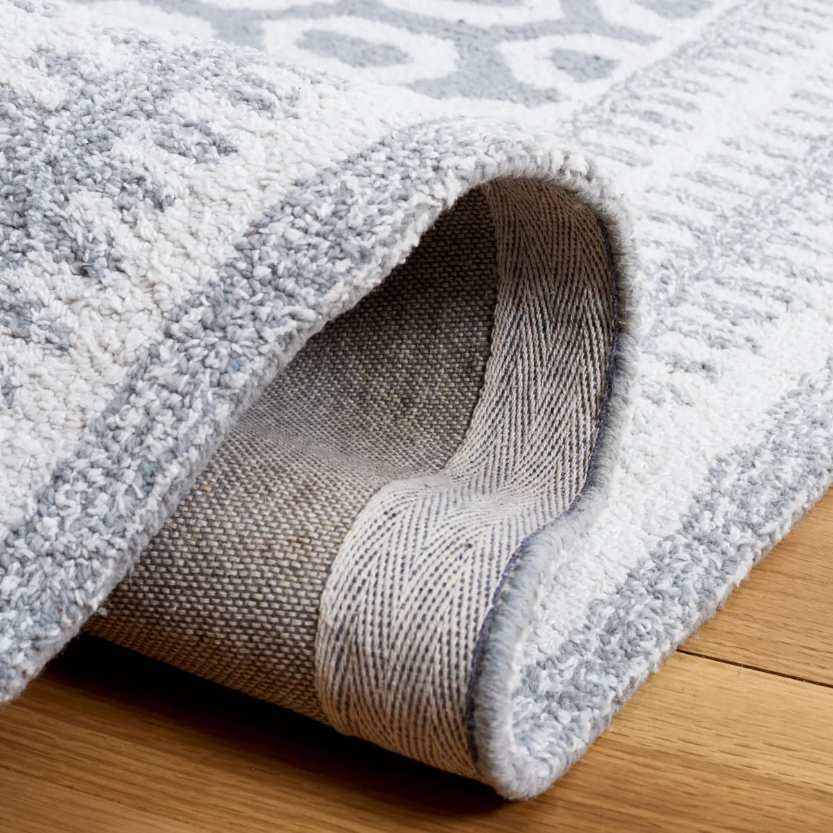 Safavieh Capri 4'-0" x 6'-0" Rug in Ivory / Grey