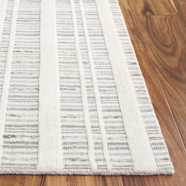 Safavieh Fifth Avenue 4'-0" x 6'-0" Rug in Grey / Ivory