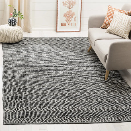 Safavieh Montauk 4'-0" x 6'-0" Rug in Ivory / Dark Grey