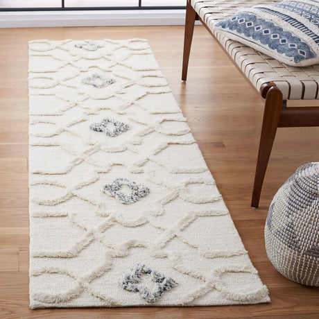 Safavieh Casablanca 2'-3" x 8'-0" Rug in Ivory