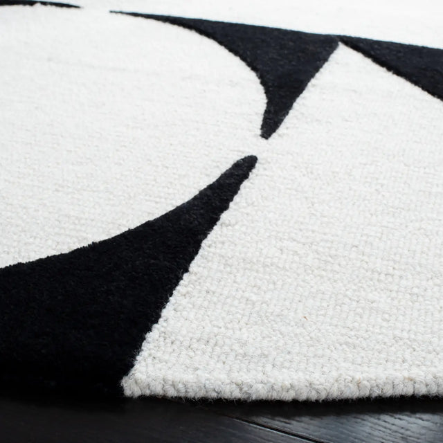 Safavieh Rodeo Drive 6'-0" x 6'-0" Rug in Ivory / Black