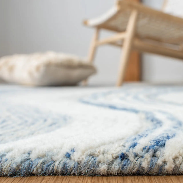 Safavieh Fifth Avenue 4'-0" x 6'-0" Rug in Blue / Ivory