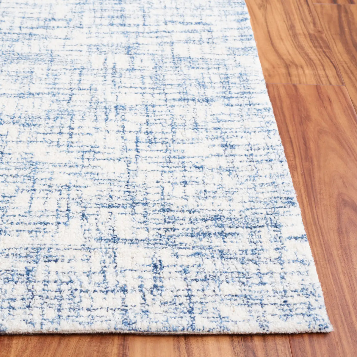 Safavieh Ebony 4'-0" x 6'-0" Rug in Blue / Ivory