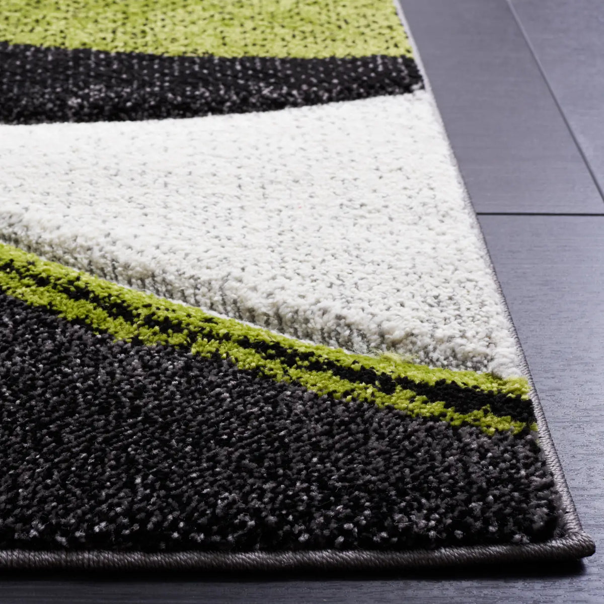 Safavieh Hollywood 4'-0" x 6'-0" Rug in Grey / Green