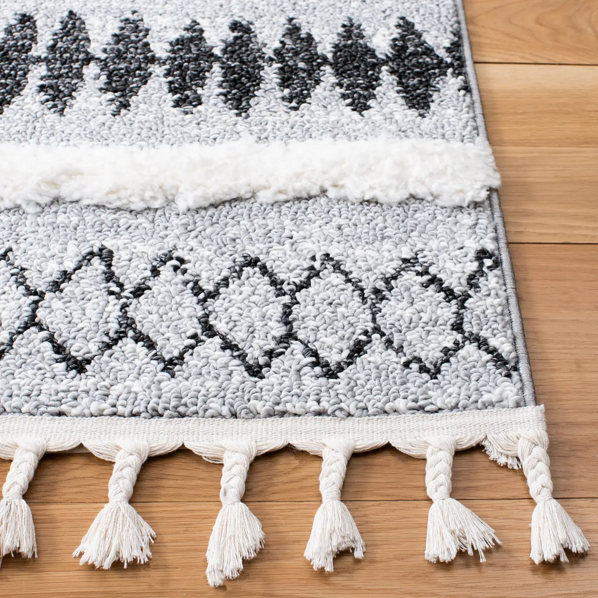 Safavieh Moroccan Tassel Shag 4'-0" x 6'-0" Rug in Grey / Black