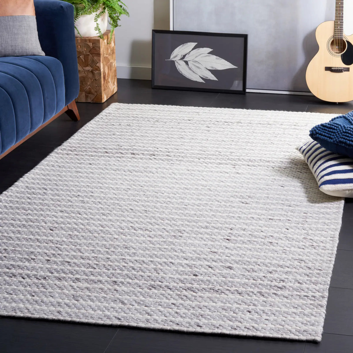 Safavieh Marbella 4'-0" x 6'-0" Rug in Light Grey / Ivory