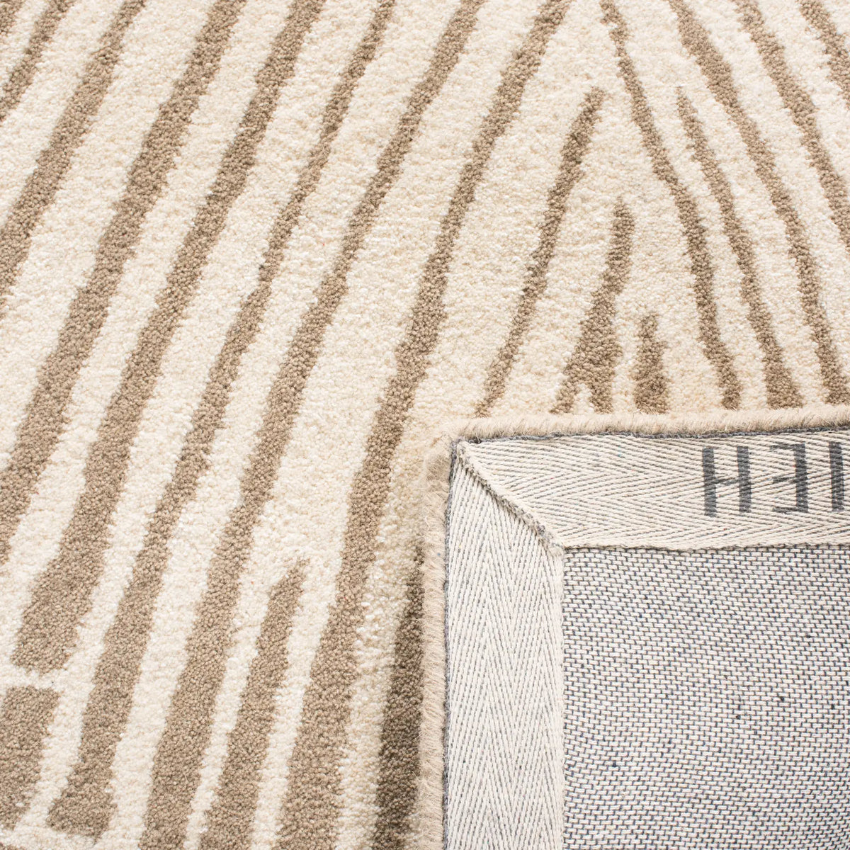 Safavieh Soho 2'-3" x 8'-0" Rug in Beige / Ivory