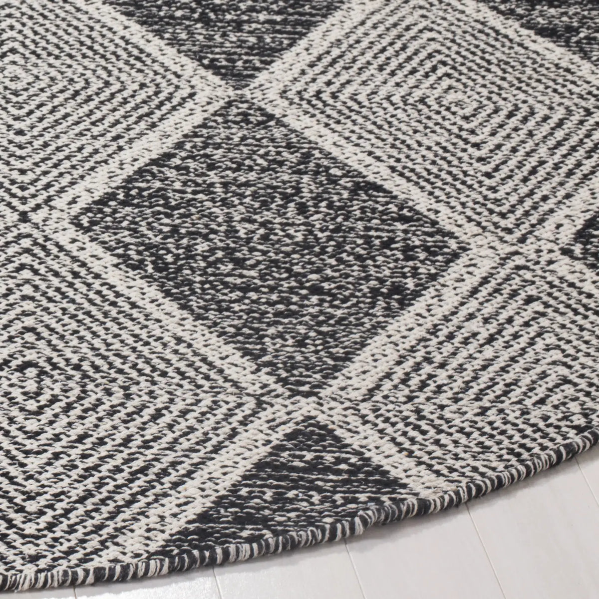Safavieh Montauk 6'-0" x 6'-0" Rug in Black