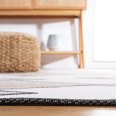 Safavieh Augustine 4'-0" x 6'-0" Rug in Beige / Black