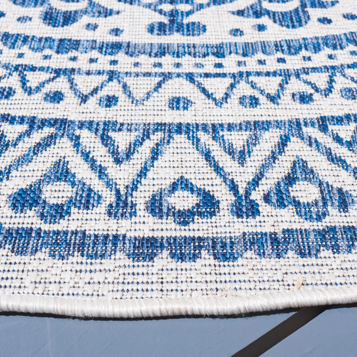 Safavieh Courtyard 6'-7" x 6'-7" Rug in Ivory / Navy