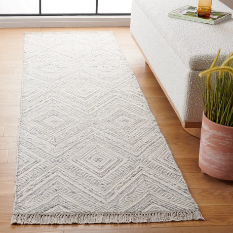Safavieh Kilim 2'-3" x 8'-0" Rug in Light Grey / Ivory