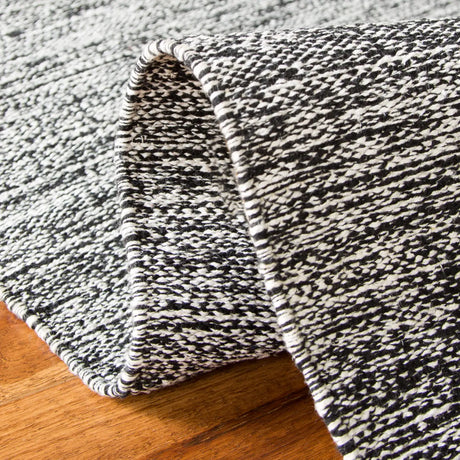Safavieh Montauk 5'-0" x 8'-0" Rug in Black