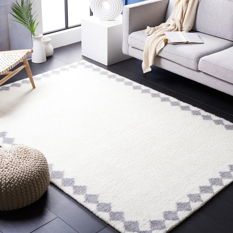 Safavieh Vermont 4'-0" x 6'-0" Rug in Ivory / Grey