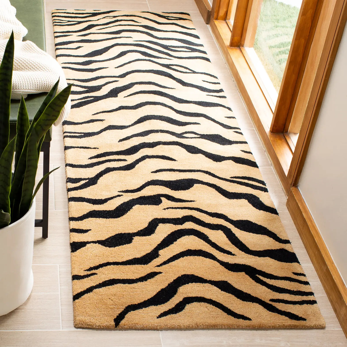 Safavieh Soho 2'-6" x 8'-0" Rug in Gold / Black