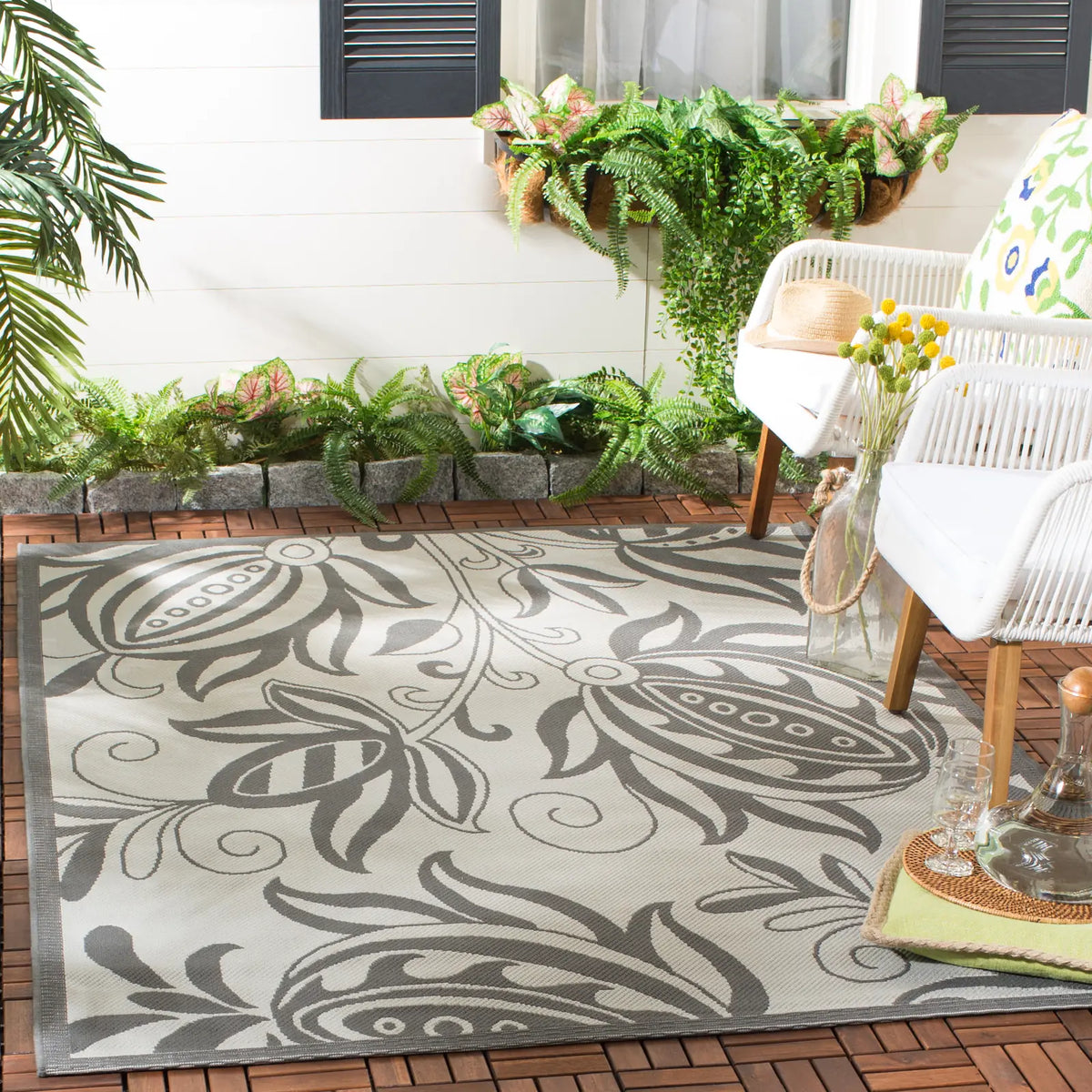 Safavieh Courtyard 4'-0" x 5'-7" Rug in Light Grey / Anthracite