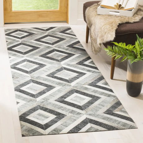 Safavieh Studio Leather 2'-3" x 7'-0" Rug in Ivory / Dark Grey