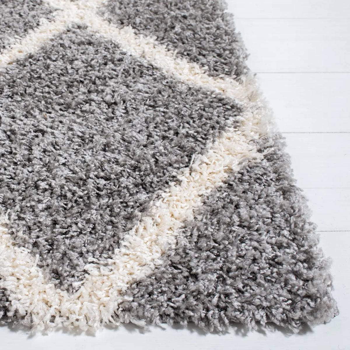 Safavieh Venus Shag 500 4'-0" x 6'-0" Rug in Grey / Ivory