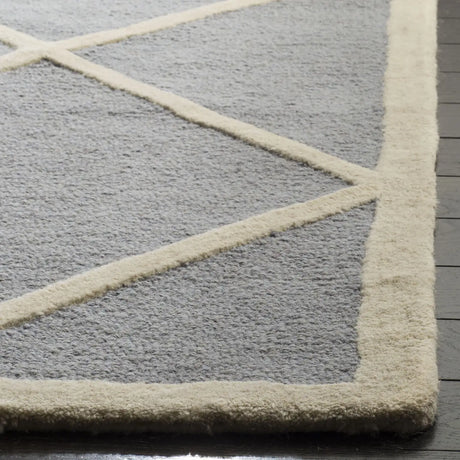 Safavieh Cambridge 5'-0" x 8'-0" Rug in Silver / Ivory