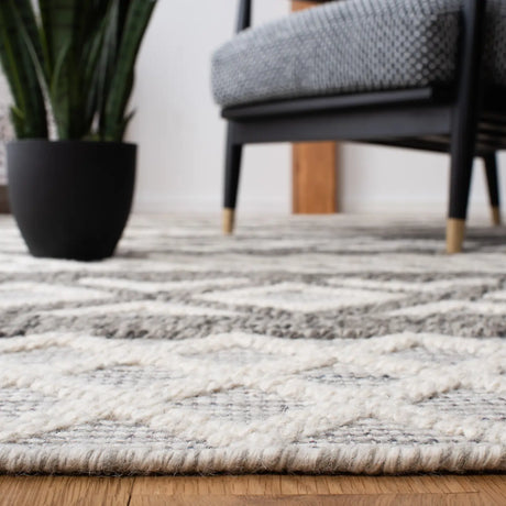 Safavieh Vermont 4'-0" x 6'-0" Rug in Ivory / Dark Grey