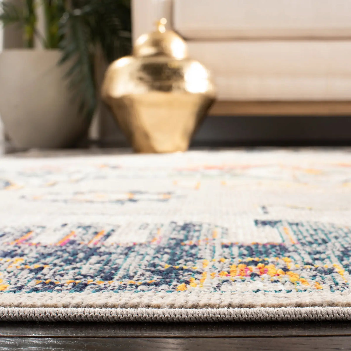 Safavieh Crystal 4'-0" x 6'-0" Rug in Light Grey / Orange