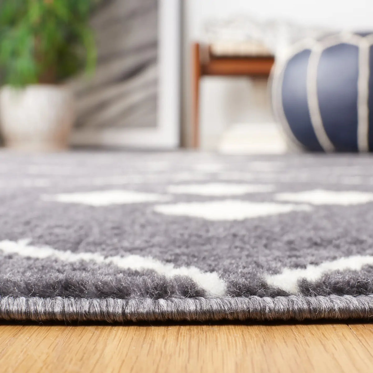 Safavieh Pyramid 4'-5" x 6'-5" Rug in Charcoal / Ivory