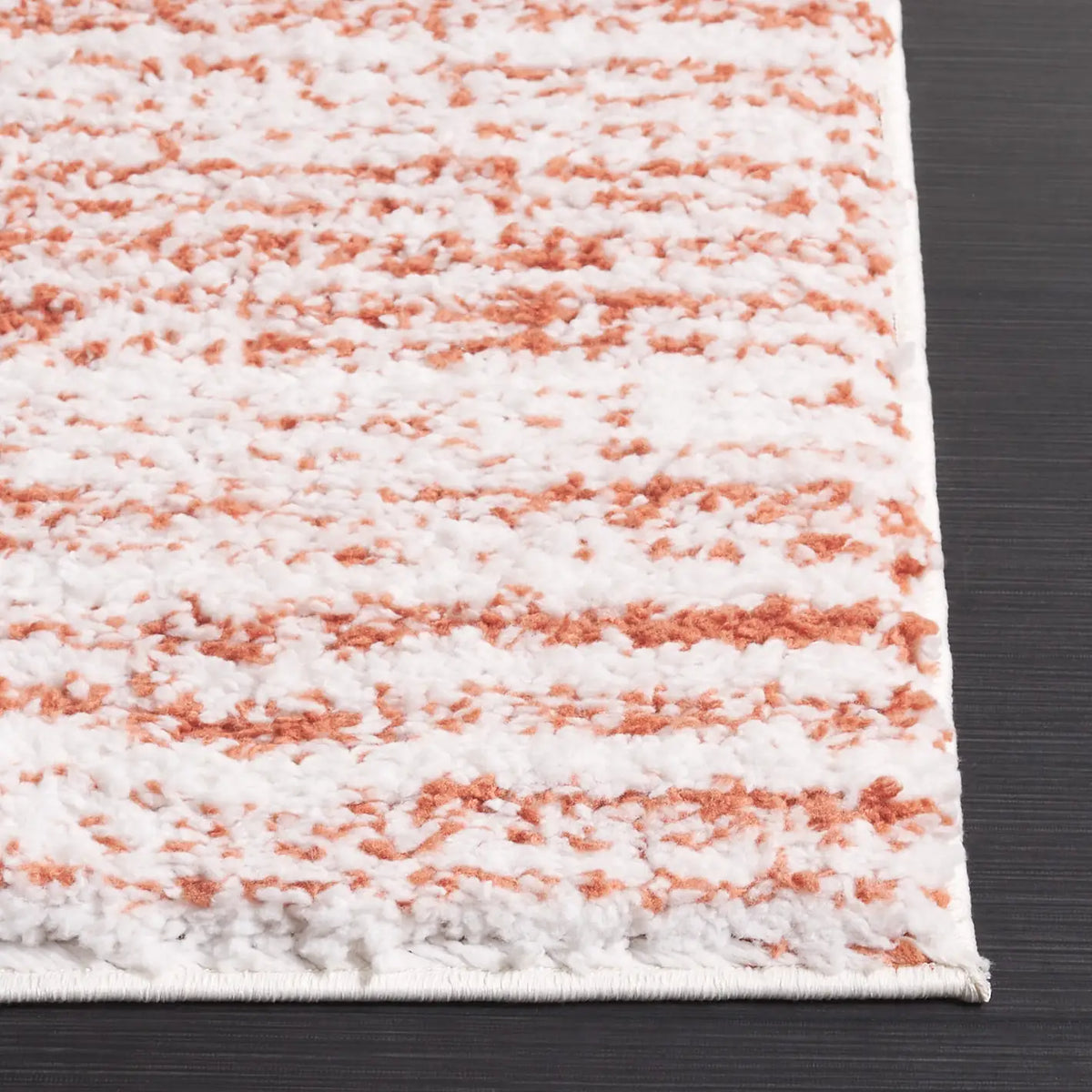 Safavieh Rumi Shag 4'-0" x 6'-0" Rug in Rust / Ivory