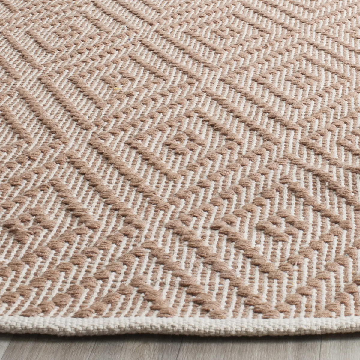 Safavieh Montauk 8'-0" x 10'-0" Rug in Beige / Ivory