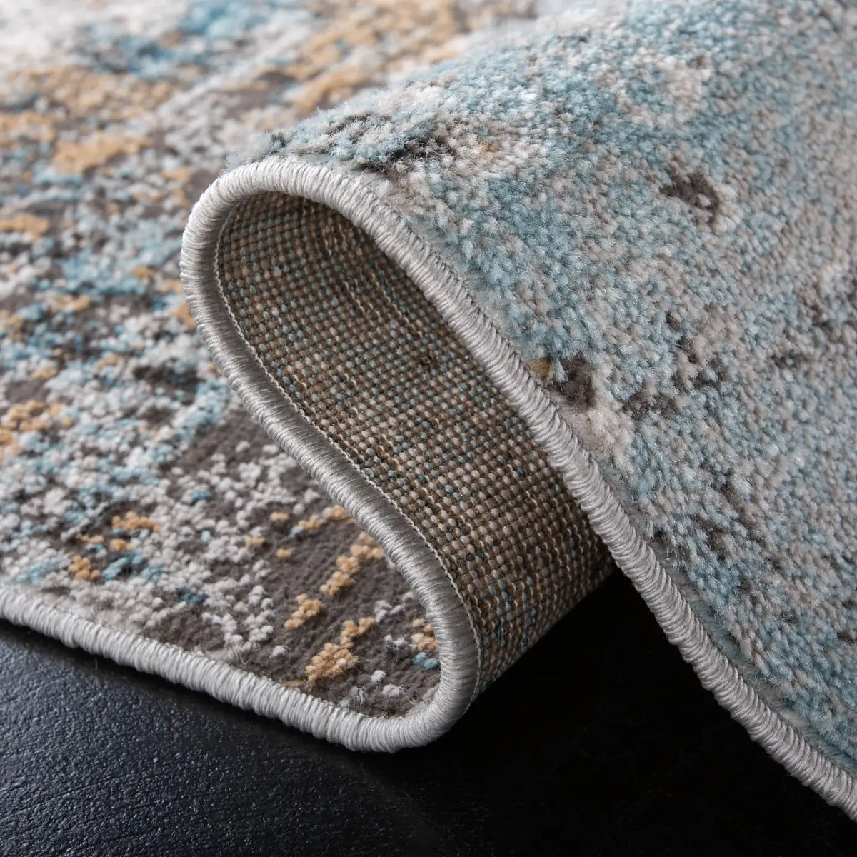 Safavieh Shivan 4'-0" x 6'-0" Rug in Grey / Pink