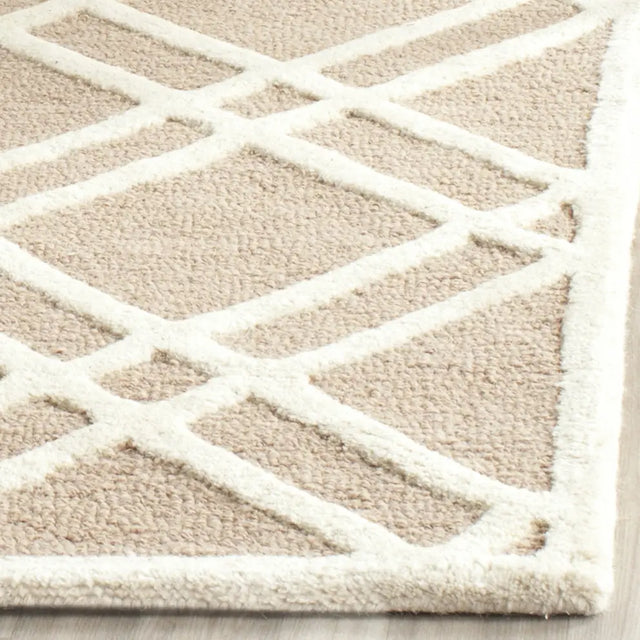 Safavieh Cambridge 4'-0" x 6'-0" Rug in Beige / Ivory