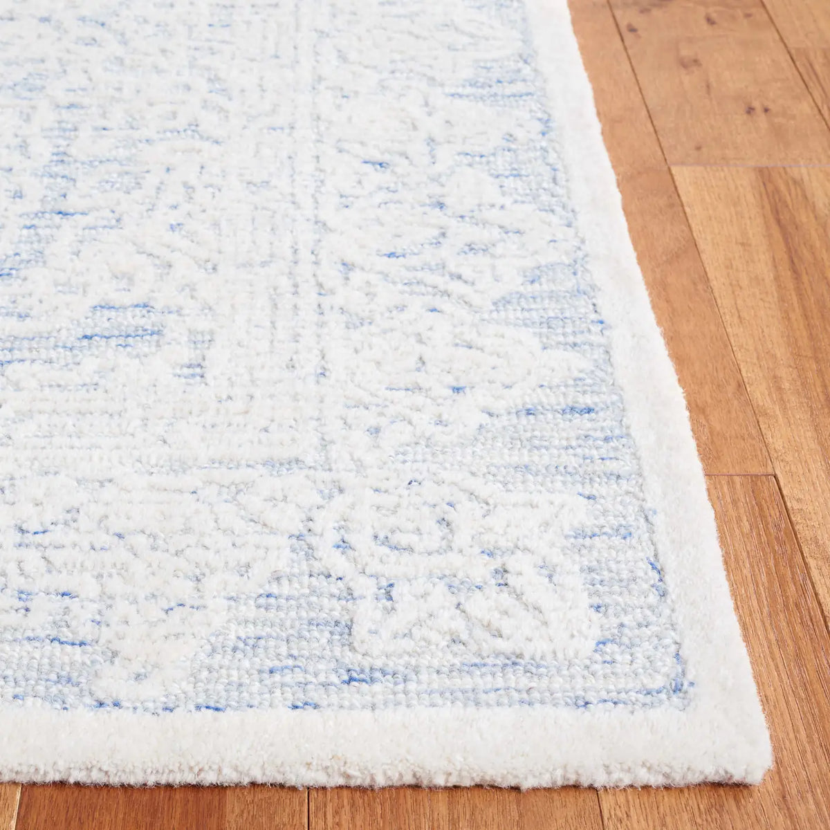 Safavieh Ebony 4'-0" x 6'-0" Rug in Blue / Ivory