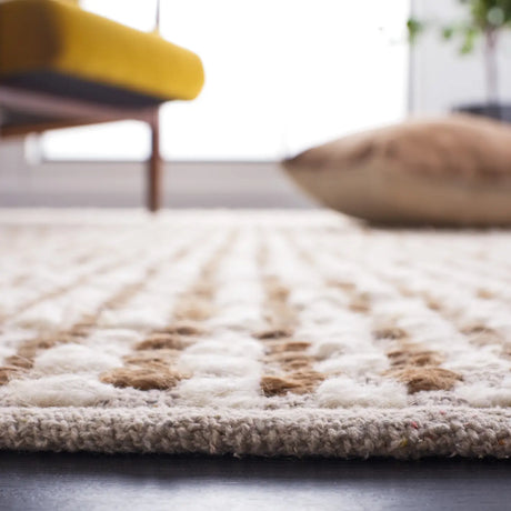 Safavieh Natura 4'-0" x 6'-0" Rug in Beige / Ivory