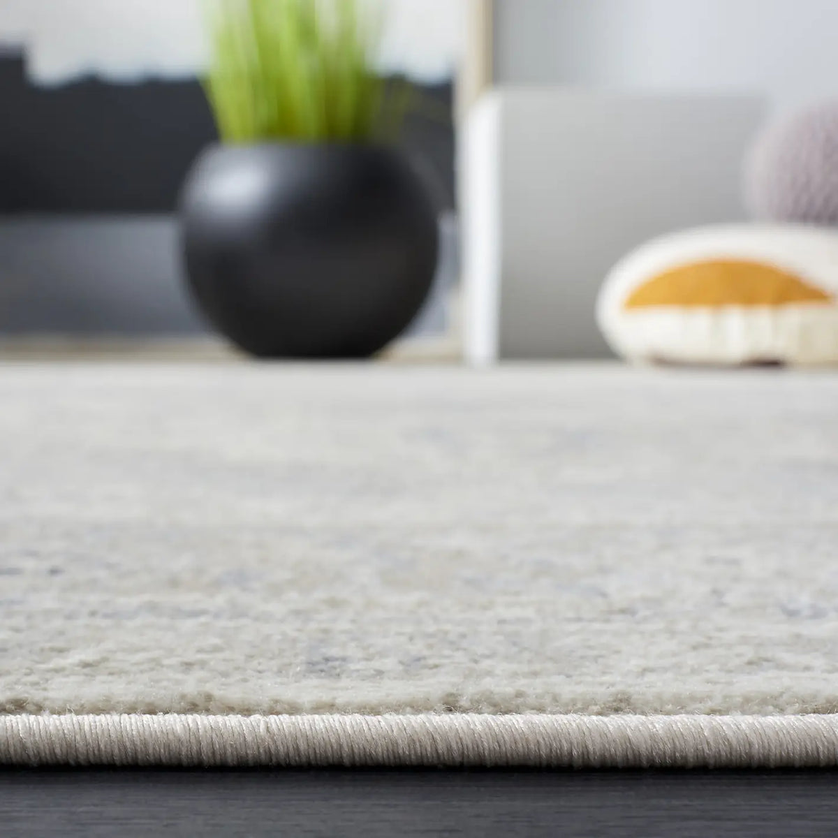 Safavieh Brentwood 4'-0" x 6'-0" Rug in Ivory / Grey