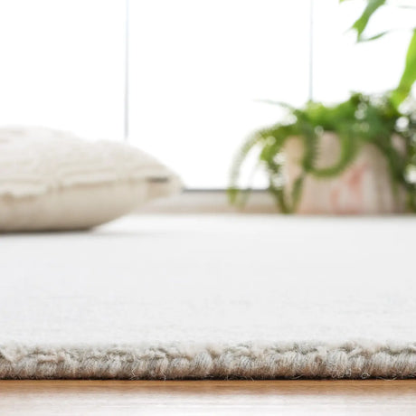 Safavieh Micro-Loop 4'-0" x 6'-0" Rug in Light Grey / Ivory
