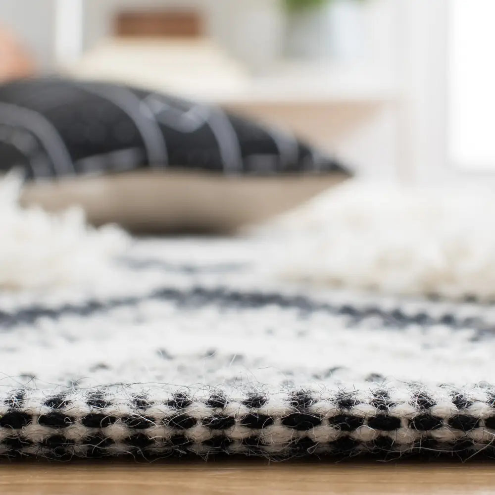 Safavieh Kenya 6'-0" x 9'-0" Rug in Ivory / Black