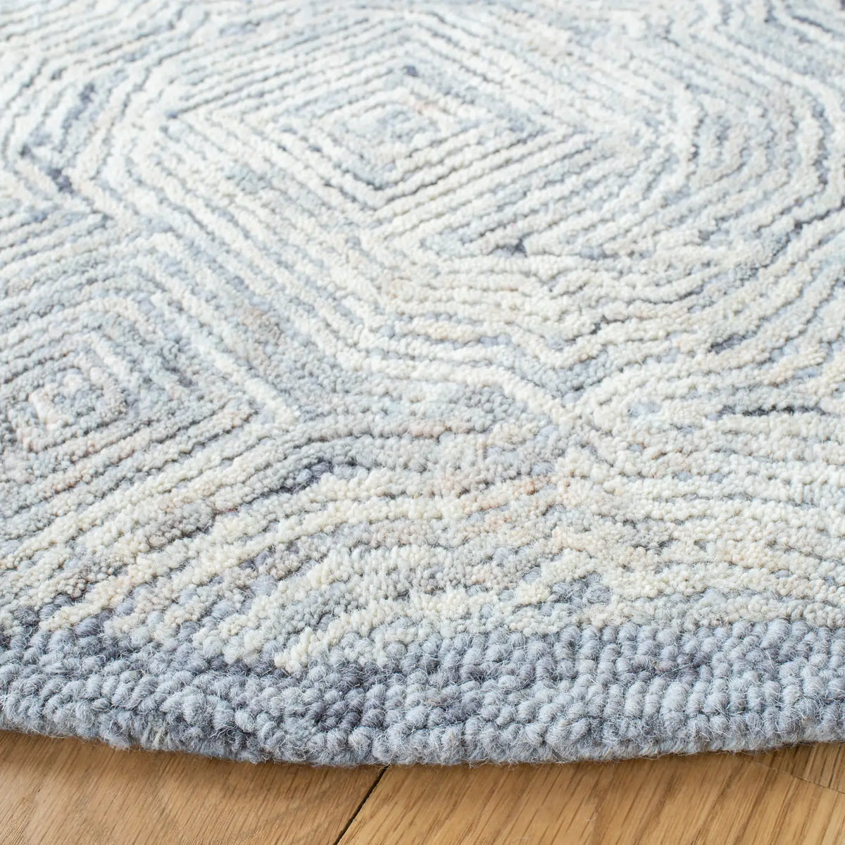 Safavieh Ikat 6'-0" x 6'-0" Rug in Silver