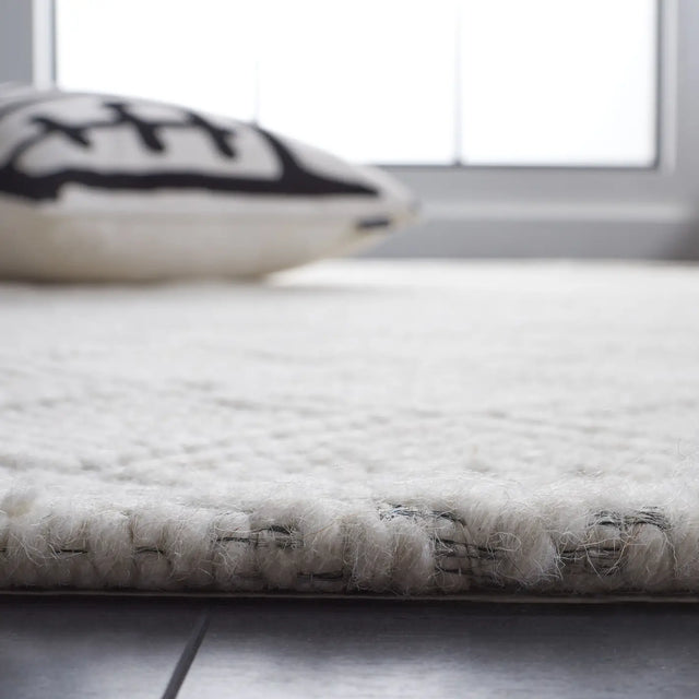 Safavieh Marbella 4'-0" x 6'-0" Rug in Ivory