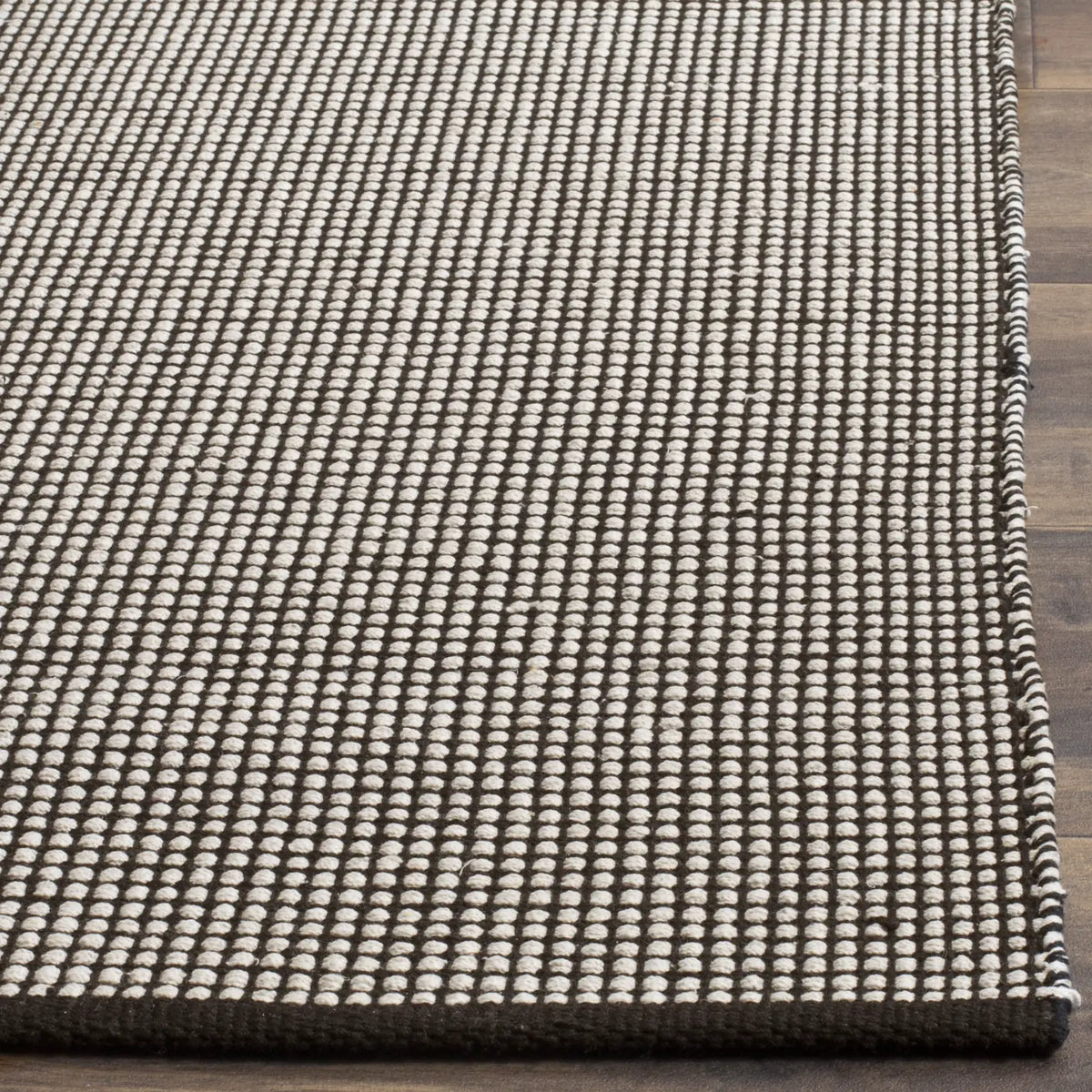 Safavieh Montauk 6'-0" x 9'-0" Rug in Ivory / Black