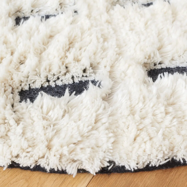 Safavieh Casablanca 6'-0" x 6'-0" Rug in Black / Ivory