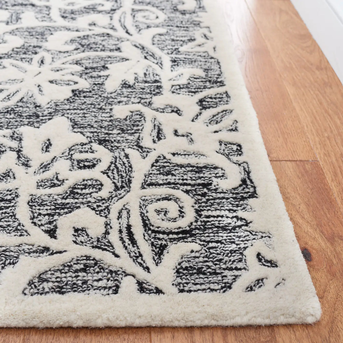 Safavieh Martha Stewart 4'-0" x 6'-0" Rug in Black / Ivory
